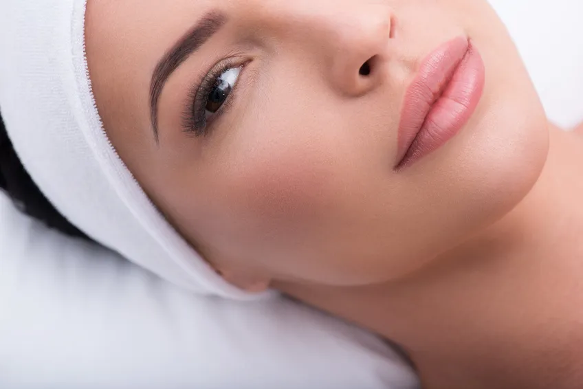 Beitragsbild für den Blogartikel "Facelifting ohne Operation mit dem „8-Punkte-Lifting“"