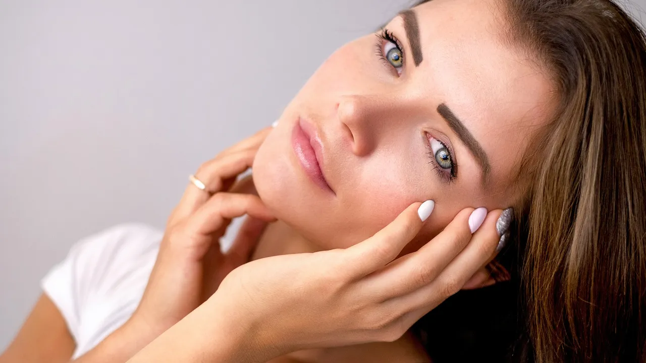 Beitragsbild für den Blogartikel "Hautverbesserung mit Restylane Hyaluron Skinbooster und Microneedling"