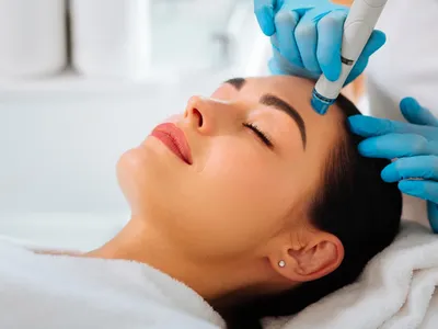 Eine Frau bei der Hydrafacial Behandlung